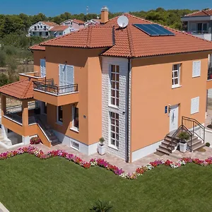 Suzana Apartman Biograd Na Moru